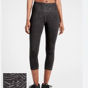 Athleta Ultimate Stash Pocket Pink Capri Embossed Leggings Sz Small